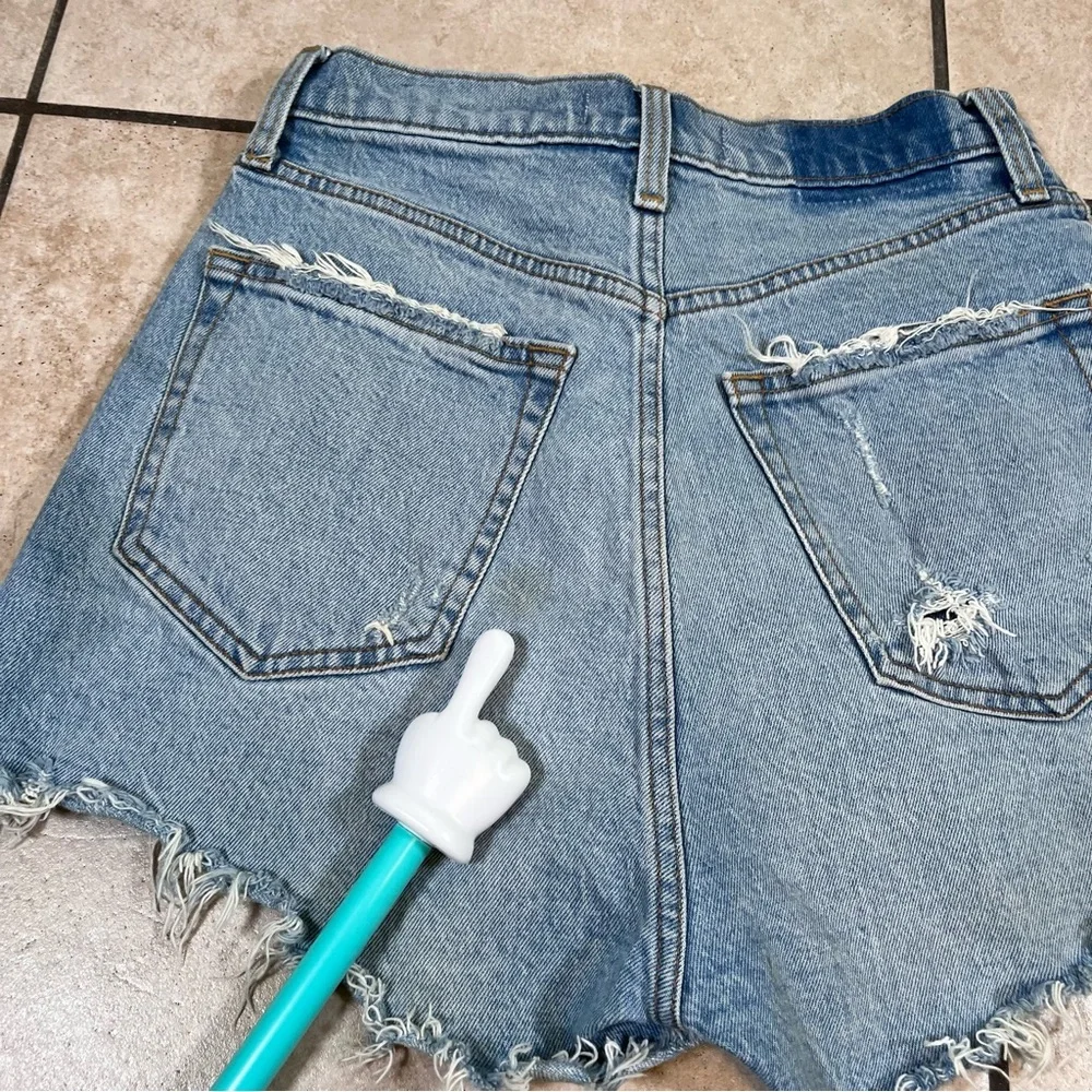Abercrombie & Fitch Curve Love High Rise Mom Short Size 26/2 Distressed - Picture 4 of 6